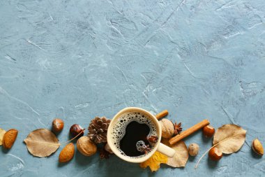 Güzel bir sonbahar kompozisyonu, kahve fincanı ve doğal orman dekoru ile renklendirilmiş.