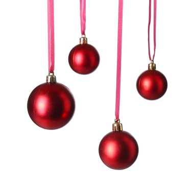 Beyaz arka planda izole kırmızı noel topları