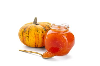 Beyaz arka planda bal kabağı reçeli kavanozu