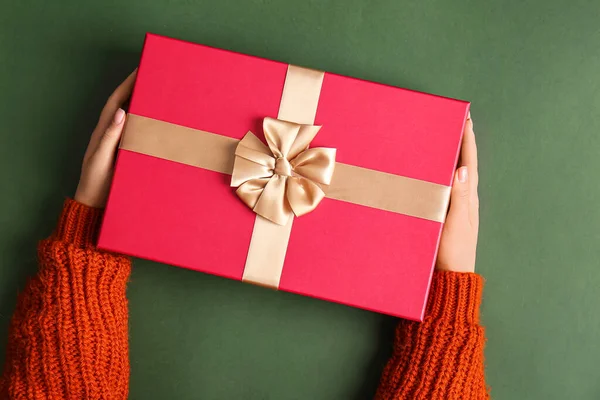 Vrouwelijke Handen Met Kerst Geschenkdoos Groene Achtergrond — Stockfoto