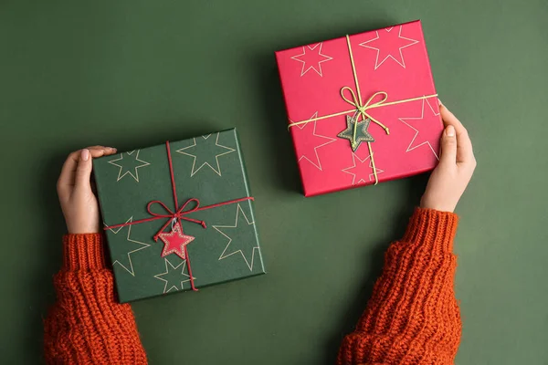 Yeşil Arka Planda Noel Hediyesi Kutuları Olan Kadın Eller — Stok fotoğraf