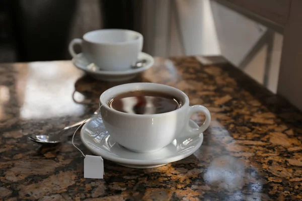 Egy Csésze Forró Tea Asztalon Kávézóban — Stock Fotó