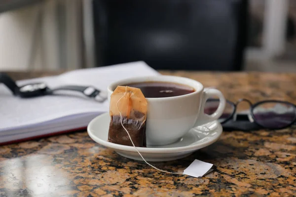 Tasse Heißgetränk Und Teebeutel Auf Dem Tisch Café — Stockfoto