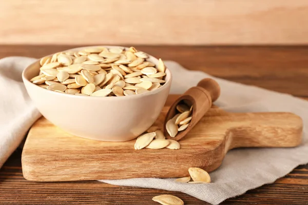 Schaal Met Natuurlijke Pompoenpitten Houten Ondergrond — Stockfoto