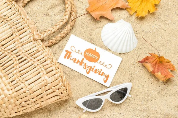 柳条袋 太阳镜 贝壳和纸卡 上面印有Happy Thanksgiving字样 — 图库照片