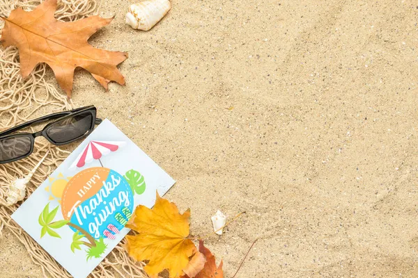 纸制卡片 带有文字Happy Thanksgiving Net Sunglasses Dry Leaves Seashells Sand Background — 图库照片