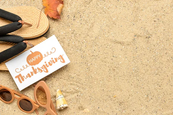 太阳镜 干叶子和纸卡片 上面有文字Happy Thanksgiving在沙地背景上 — 图库照片