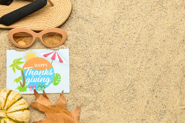 太阳镜 干叶和纸卡片 上面有文字Happy Thanksgiving在沙地背景上 — 图库照片