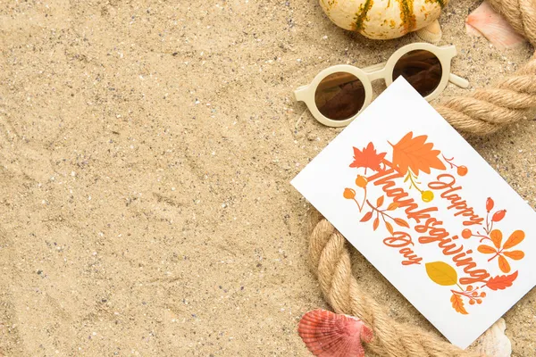 太阳镜 绳子和纸制卡片 上面有文字Happy Thanksgiving Day Sand Background — 图库照片