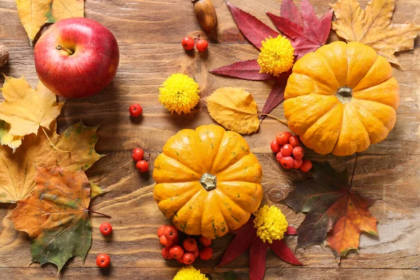 Hermosa Composición Otoñal Con Calabazas Maduras Sobre Fondo Madera — Foto de Stock