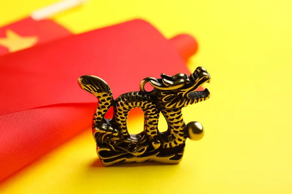 Figur Des Drachen Und Der Chinesischen Flagge Auf Farbigem Hintergrund — Stockfoto