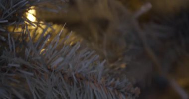 Güzel dekore edilmiş Noel ağacı, yakın plan.