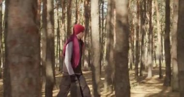 Ormanda Yürüyen Erkek Turist