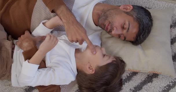 Ευτυχισμένος Πατέρας Και Γιος Ξαπλωμένοι Στο Χαλί — Αρχείο Βίντεο