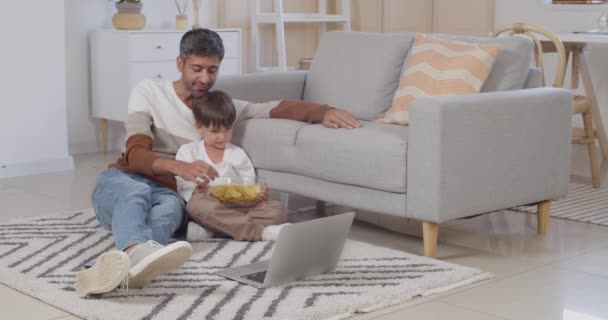 Mężczyzna Jego Synek Laptopem Jedzący Chipsy Domu — Wideo stockowe