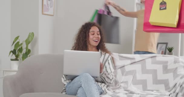 自宅で買い物袋を持つ幸せな若い女性 ブラック フライデー販売 — ストック動画