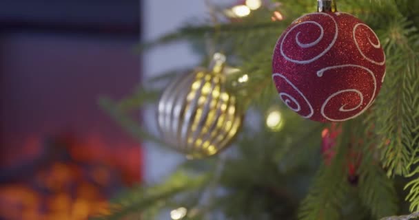 客厅里装饰精美的圣诞树 有壁炉 特写镜头 — 图库视频影像