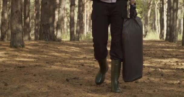 男子游客在森林中散步 — 图库视频影像