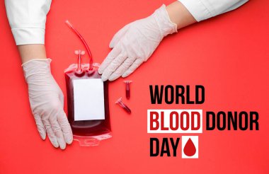 Kırmızı arka planda kan nakli için kan torbası olan doktorun elleri. Dünya Kan Bağışı Günü