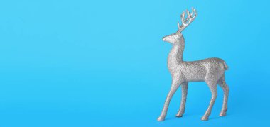 Metin için alanı olan mavi arkaplan üzerindeki ren geyiği