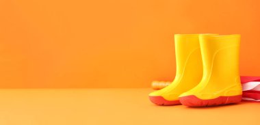 Renkli arka planda sarı lastik çizmeler ve metin için boşluk