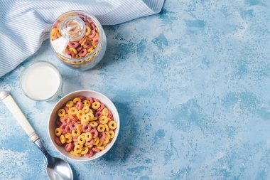 Çıtır çıtır mısır gevreği halkalar ve arka planda süt