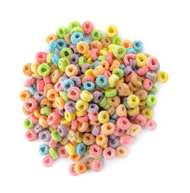 Beyaz arka planda gevrek mısır gevrekleri