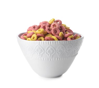 Beyaz arka planda gevrek mısır gevreği halkaları olan kase