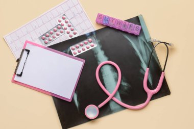 Ciğerlerinin röntgen taraması, haplar, pano, kardiyogram ve steteskop ile renklendirilmiş.