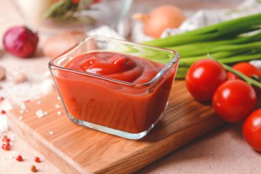 Masada organik domates sosu olan bir kase.