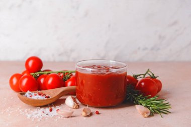 Masada organik domates sosu olan bir kase.