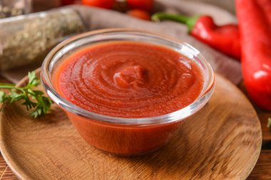 Masada organik domates sosu olan bir kase.