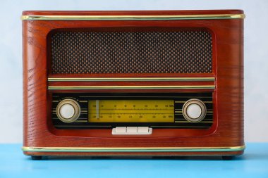 Işık arkaplanındaki Retro radyo alıcısı