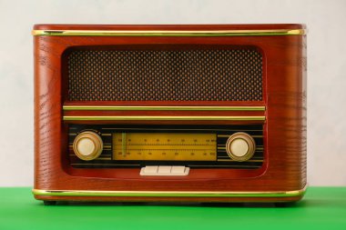 Işık arkaplanındaki Retro radyo alıcısı