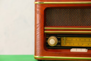 Işık arkaplanındaki Retro radyo alıcısı