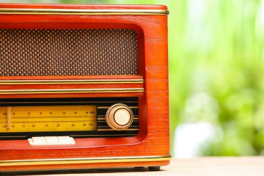 Dışarıdaki masada radyo alıcısı var.