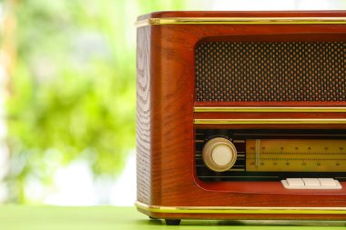Dışarıdaki masada radyo alıcısı var.