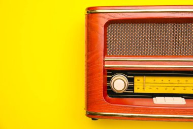 Renkli arkaplanda klasik radyo alıcısı