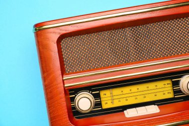 Renkli arkaplanda klasik radyo alıcısı