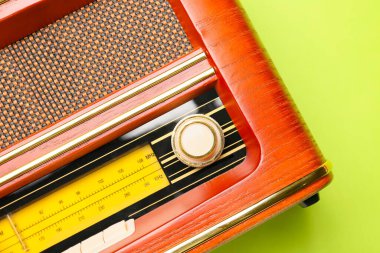 Renkli arkaplanda klasik radyo alıcısı