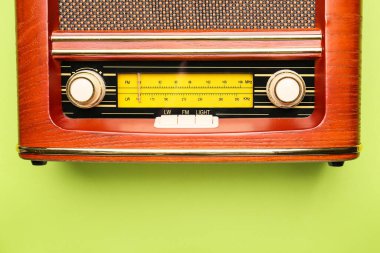 Renkli arkaplanda klasik radyo alıcısı