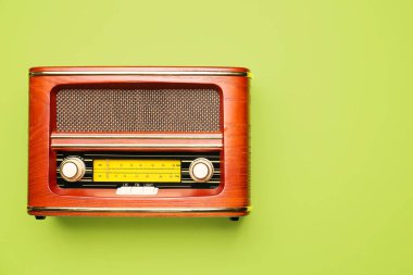 Renkli arkaplanda klasik radyo alıcısı