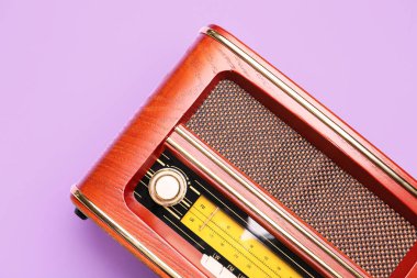 Renkli arkaplanda klasik radyo alıcısı