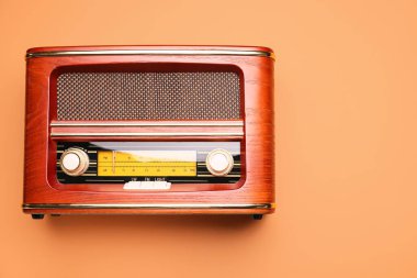 Renkli arkaplanda klasik radyo alıcısı