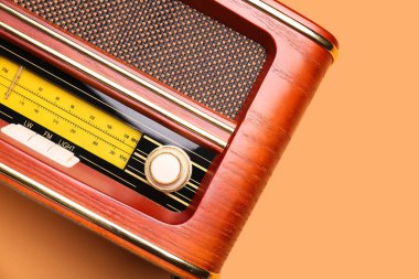 Renkli arkaplanda klasik radyo alıcısı