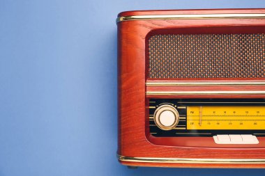 Renkli arkaplanda klasik radyo alıcısı