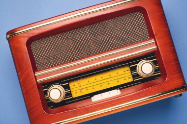 Renkli arkaplanda klasik radyo alıcısı