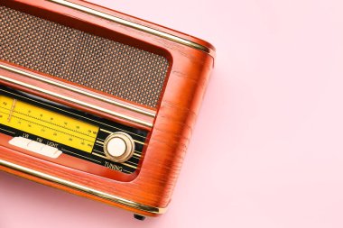 Renkli arkaplanda klasik radyo alıcısı