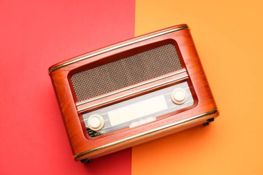 Renkli arkaplanda klasik radyo alıcısı