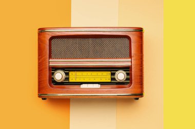 Renkli arkaplanda klasik radyo alıcısı